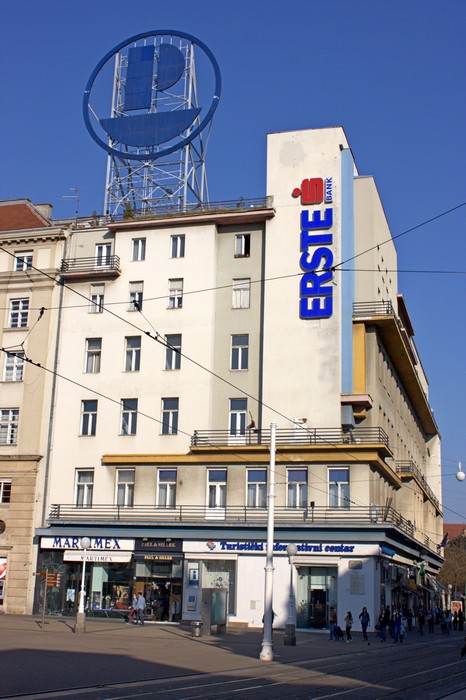 Trg bana Jelačića 11, kuća Feller-Stern, Stambeno-poslovna peterokatnica na uglu Trg bana Jelačića i Jurišićeve nastala 1928. godine nadogradnjom četverokatnice (tada kuća Feller)